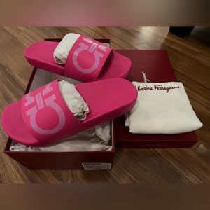 Salvatore Ferragamo
Gancini Rubber Slide HOT PINK